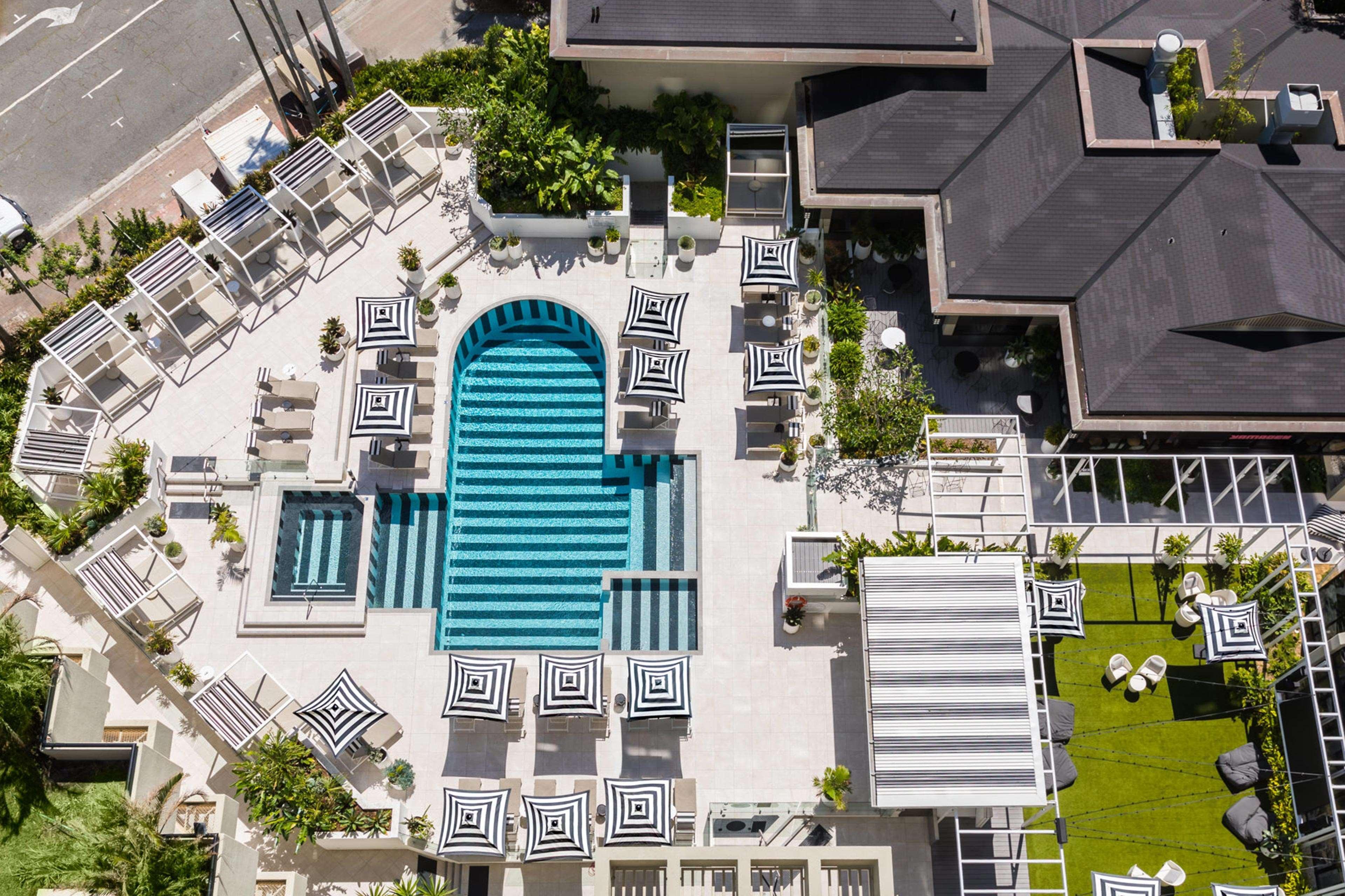 Qt Gold Coast Hotel Bagian luar foto Aerial view of the pool at the W Brisbane